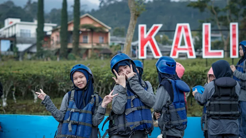 Keamanan terjamin – Helm dan pelampung standar